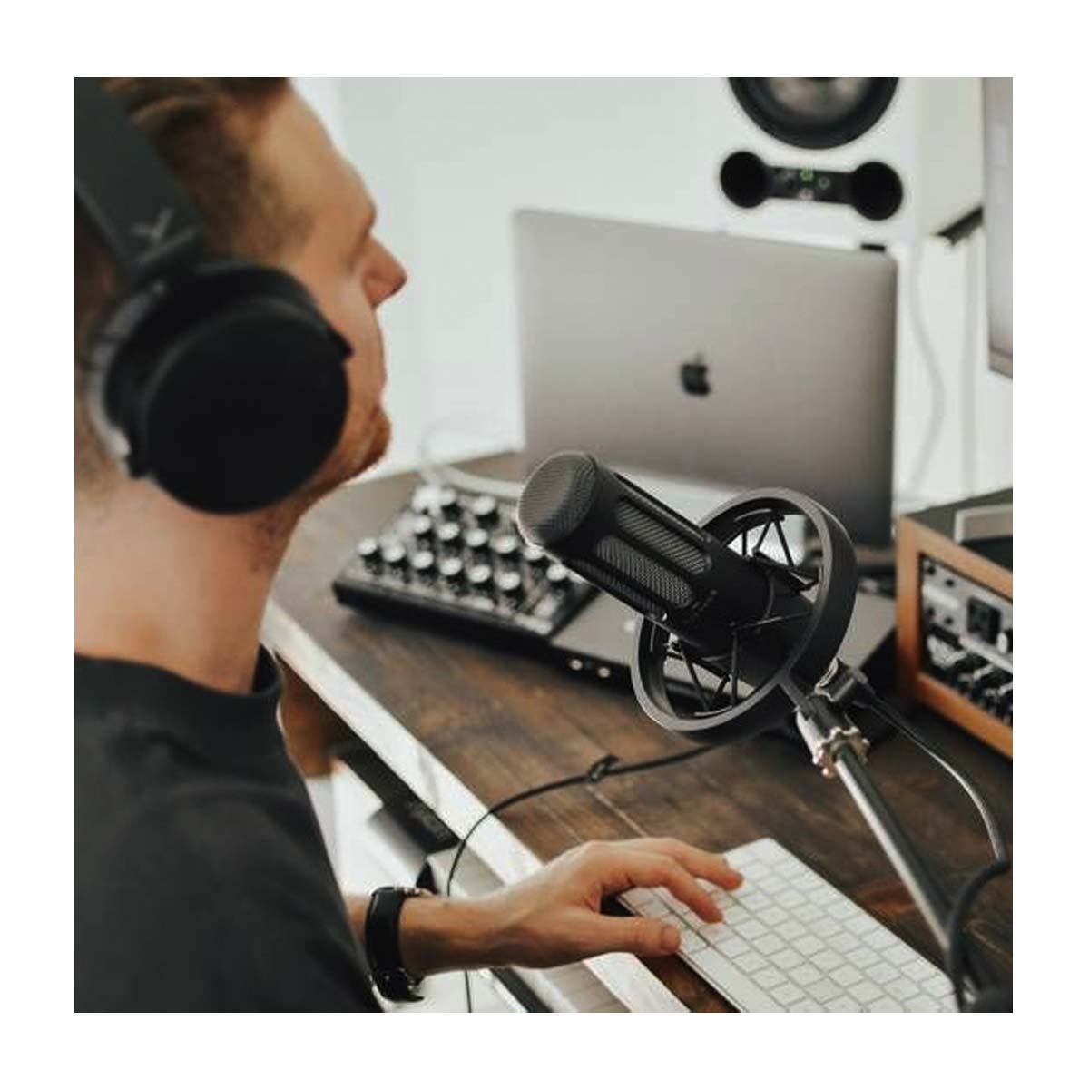 https://www.groovecentral.com.au/cdn/shop/products/Beyerdynamic-M70-Pro-X-Podcast-Microphone-With-DT700-Pro-X-Studio-Headphones.jpg?v=1667522243